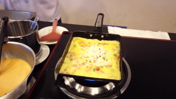 Chiang Rae, Thailand-2019-03-13-loaded omelet Cooking-3 Roll resultaat en serveer — Stockvideo