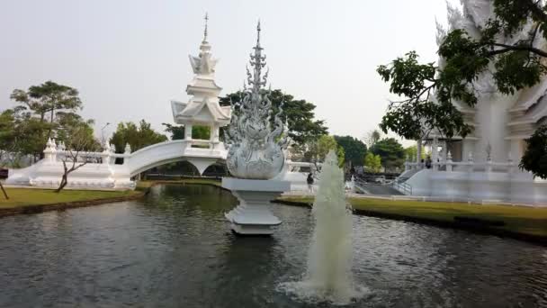 Chiang Rae, Thailandia - 2019-03-13 - Tempio Bianco - Fontana e Ponte — Video Stock