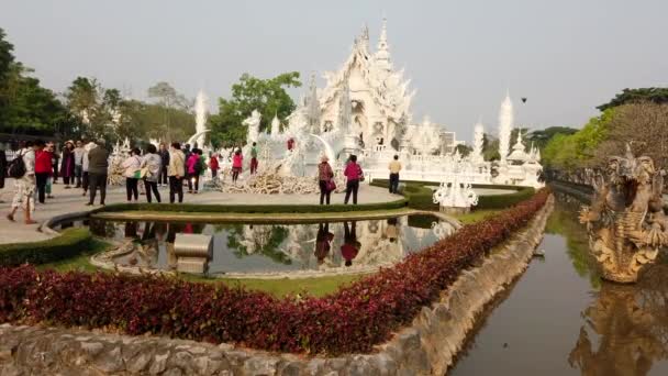 Chiang Rae, Tailandia - 2019-03-13 - Templo blanco - Piscina reflectante y edificio principal — Vídeo de stock