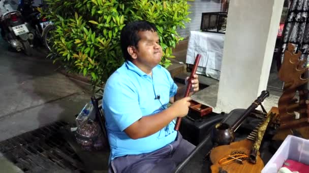 Τσιάνγκ ΡΑΕ, Ταϊλάνδη-2019-03-13-ένα μάτι τυφλός άνθρωπος παίζει φλάουτο στην αγορά για την εφεδρική αλλαγή — Αρχείο Βίντεο