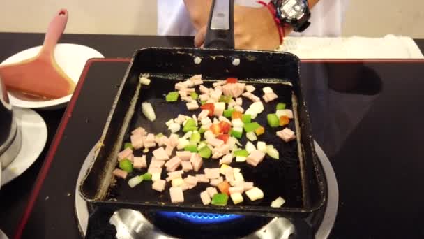 Chiang Rae, Thajsko-2019-03-13-naložené omelet vaření-1 Nalijte vejce přes náplň — Stock video