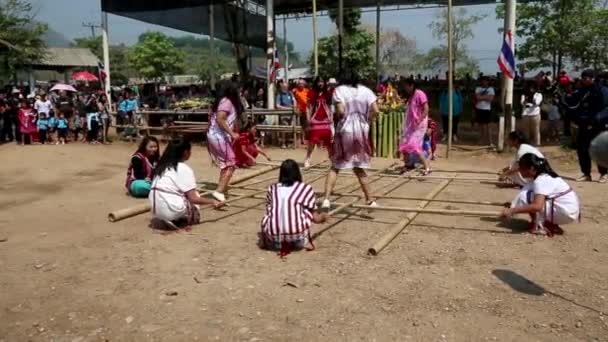 Chiang Rae, Tailandia - 2019-03-13 - Sabah Murat Bamboo Dance By Skilled Girls - con sonido 4 — Vídeos de Stock