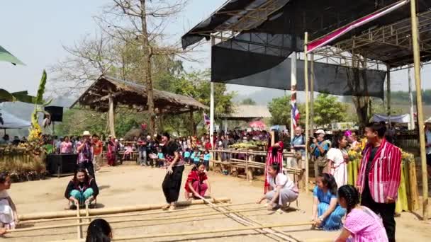 Chiang Rae, Tailandia - 2019-03-13 - Sabah Murat Bamboo Dance By Skilled Girls - con sonido 1 — Vídeos de Stock