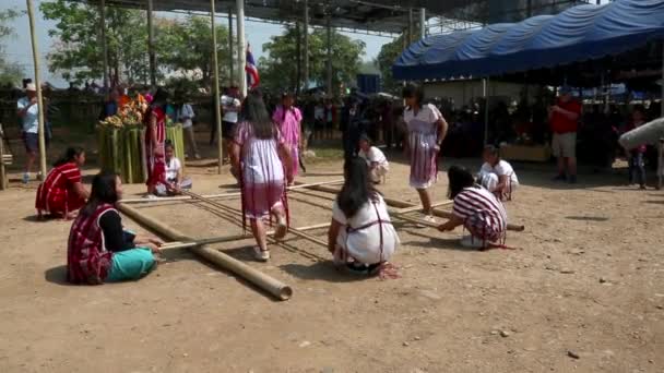 Chiang Rae, Tailandia - 2019-03-13 - Sabah Murat Bamboo Dance By Skilled Girls - con sonido 3 — Vídeos de Stock