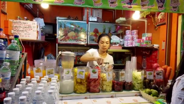 Chiang rae, thailand - 13.03.2019 - Frau macht Frucht-Smoothie am Marktstand — Stockvideo