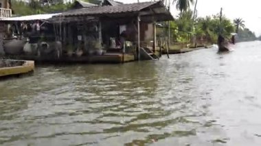 Bangkok, Tayland - 2019-03-03 - Kanal Teknesi Ters Yönde Başka Bir Turist Teknesigeçti