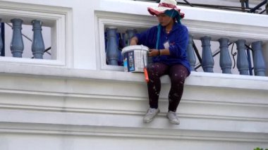 Bangkok, Tayland - 2019-03-02 - Kadın Grand Palace Balkonunda Boya Dokunur