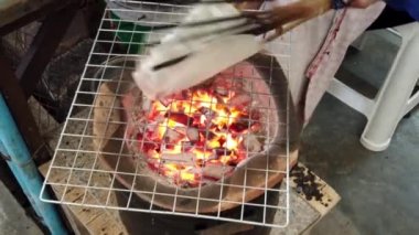 Tatlı Düz Ekmek Snack için Kömürler Üzerinde Hızla Döndü