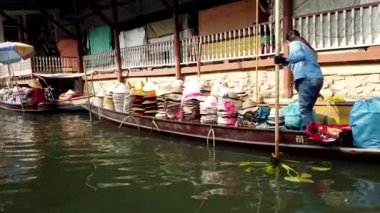 Bangkok, Tayland - 2019-03-03 - Kanal Tekne Şapkadolu Tekneler Geçer