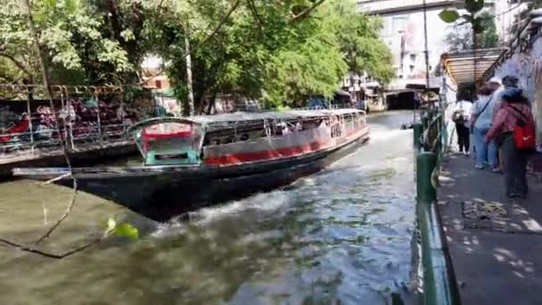 Бангкок, Таиланд - 2019-03-03 - Паромные переправы через Лонг-Канал — стоковое видео