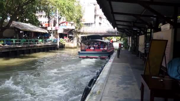 Bangkok, Thajsko-2019-03-03-dlouhé lodní lístky na průplavu — Stock video