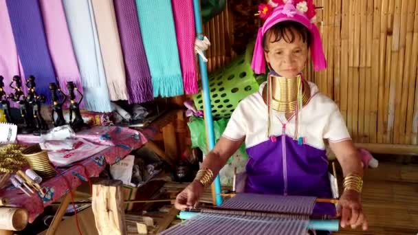 Bangkok, Tayland - 2019-03-03 - Long Neck Karen Tribe Matriatch Weaves Goblen Yakın Görünümü — Stok video