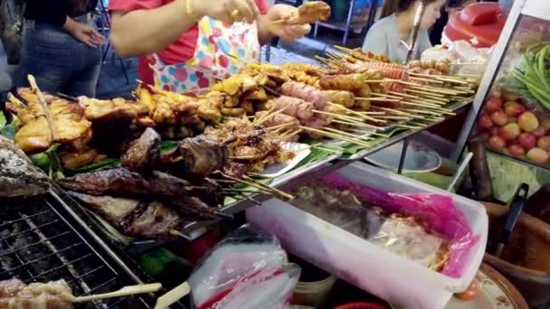 Bangkok, Thaiföld-2019-03-03-nő menstruáció csirke nyárs az ő táblázat élelmiszer eladó ebédre — Stock videók
