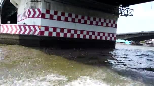 Bangkok, Tailandia - 2019-03-03 - Velocidad del barco del canal visto desde otro barco — Vídeo de stock