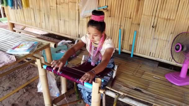 Bangkok, Tajlandia-2019-03-03-długa szyja Karen Tribe Woman 4-kobieta Weaves gobelin na jej Krosno Zamknij widok — Wideo stockowe