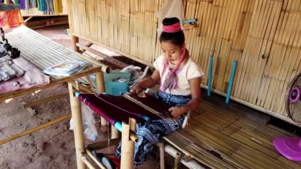 Bangkok, Tayland - 2019-03-03 - Long Neck Karen Tribe Woman 1 - Woman Weaves Goblen Her Loom — Stok video