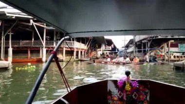 Bangkok, Tayland - 2019-03-03 - Kanal Tekne Diğer Tekne Trafiği ile Kavşakta Dönüyor