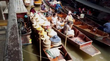 Bangkok, Tayland - 2019-03-03 - Turist Kanal Tekneleri Pass Satıcı Tekne Şapka dolu
