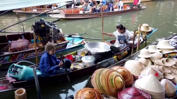 Bangkok, thailand - 2019-03-03 - kanalverkäufer bereiten essen für vorbeifahrende boote zu — Stockvideo