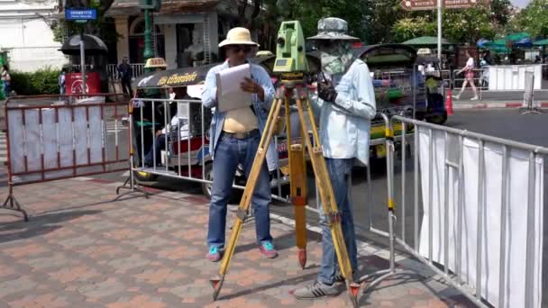 Bangkok, Thailand - 2019-03-02 - Two Men Measure Plot Lines for New Construction - Close View — стоковое видео