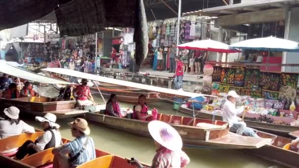 Bangkok, thailand - 2019-03-03 - touristische kanalboote verstopfen die wasserstraße — Stockvideo