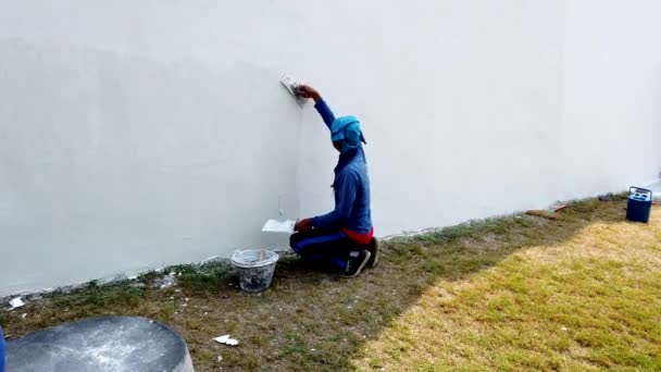 Bangkok, Thailand-2019-03-02-man stucco toepast op Grand Palace Outer Wall voor onderhoud — Stockvideo