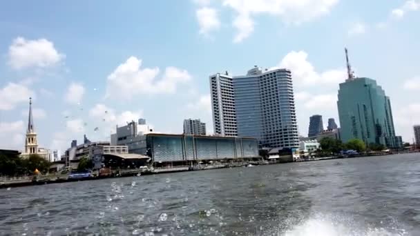 Bangkok, thailand - 2019-03-03 - rasendes Kanalboot passiert Hochhaus-Hotels — Stockvideo