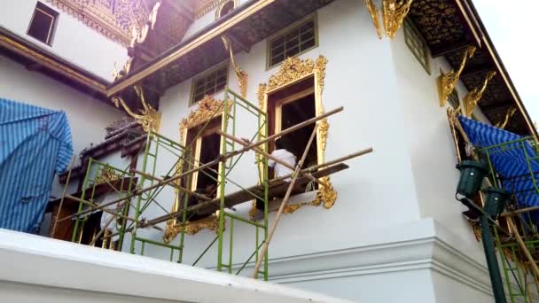 Bangkok, Thailand-2019-03-02-twee mannen passen goud trim verf toe aan Grand Palace voor onderhoud — Stockvideo