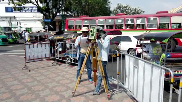 Bangkok, Thailandia - 2019-03-02 - Due uomini misurano le linee di trama per la nuova costruzione - Ampia vista — Video Stock
