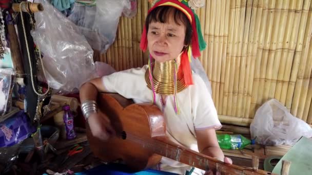 Bangkok, Tajlandia-2019-03-03-długa szyja Karen Tribe Matriatch Plays gitara Zamknij widok — Wideo stockowe