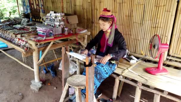 Bangkok, Tajlandia-2019-03-03-długa szyja Karen Tribe Woman 3-kobieta Weaves gobelin na jej Loom trzy czwarte widok — Wideo stockowe