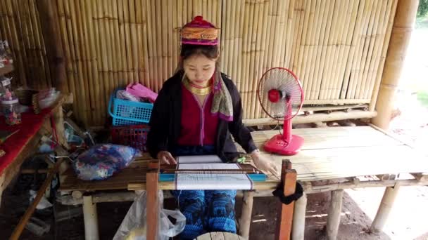 Bangkok, Tayland - 2019-03-03 - Long Neck Karen Tribe Woman 2 - Woman Weaves Goblen Her Loom Front View — Stok video