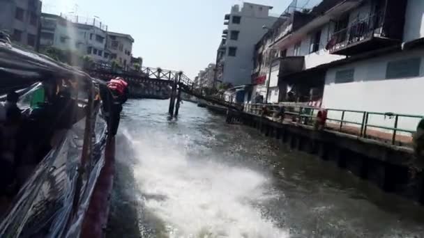 Bangkok, Tailandia - 2019-03-03 - El exceso de velocidad del barco del canal pasa por debajo del puente — Vídeo de stock