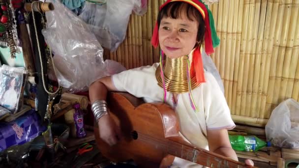 Bangkok, Thailandia - 2019-03-03 - Matriatch suona la chitarra a collo lungo Karen Tribe — Video Stock