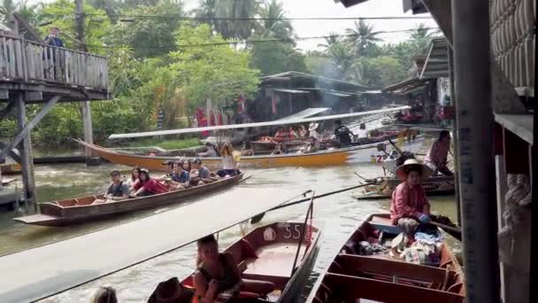 Bangkok, Tajlandia-2019-03-03-Canal Boat stuck in Logjam zbyt wiele łodzi — Wideo stockowe