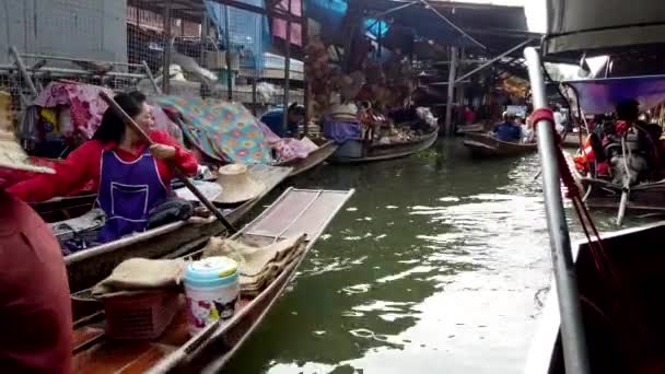 Bangkok, Thailandia - 2019-03-03 - Passaggi in barca sul canale con Tourist Take Tablet Photo — Video Stock