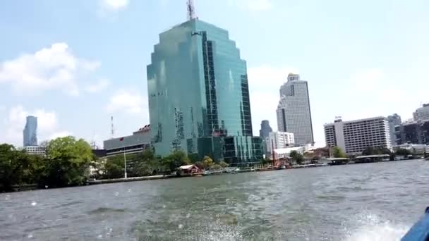 Bangkok, Tailandia - 2019-03-03 - Velocidad del Canal Boat Pasa Hoteles y Otros Barcos — Vídeo de stock