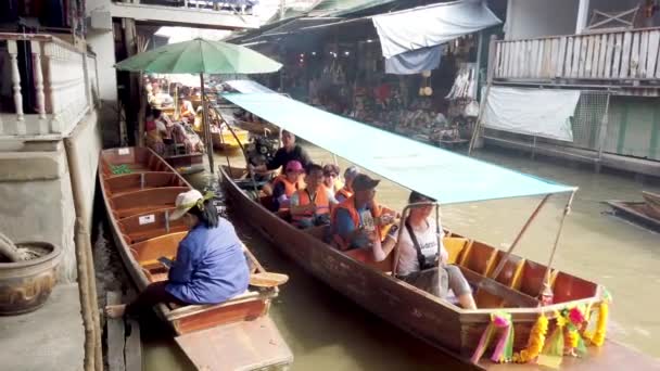 Bangkok, Thailandia - 2019-03-03 - Tourist Canal Boats Pass — Video Stock