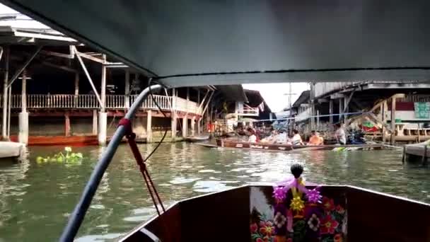 Bangkok, Thailandia - 2019-03-03 - Canal Boat gira all'incrocio con altri traffici in barca — Video Stock