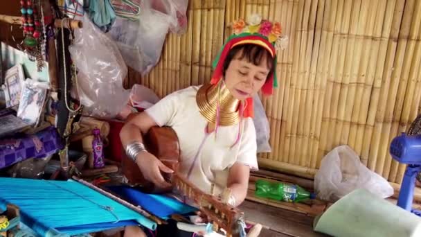 Bangkok, Tajlandia-2019-03-03-długa szyja Karen Tribe Matriatch Tunes gitara z kluczem — Wideo stockowe