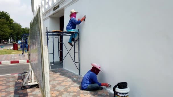 Bangkok, Tailandia - 2019-03-02 - Mujer aplica estuco a la pared exterior del Gran Palacio para mantenimiento — Vídeos de Stock