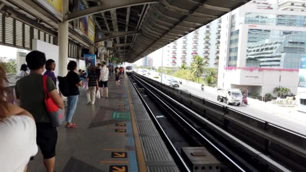 Bangkok, Thajsko-2019-03-03-přijíždí vlak na nádraží — Stock video