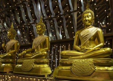 Seema Malaka Tapınağı'nda Yastıkların Üzerine Oturan Üç Altın Buda Heykeli Sırası