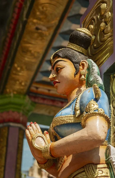 キャンディスリランカのムトゥマリアムマン寺院を取り囲むヒンドゥー教の神像 — ストック写真