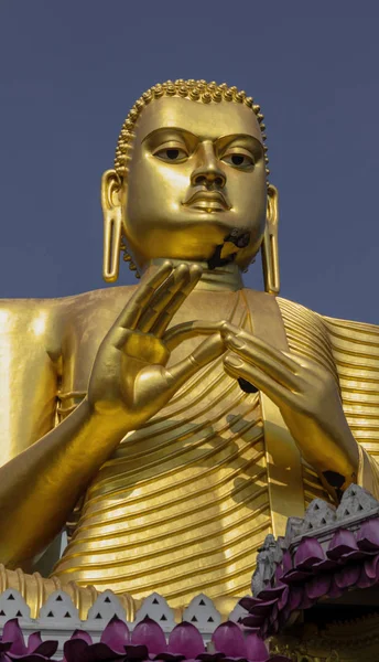 Socha zlatého Buddhy ve zlatém chrámu v Dambulle na Srí Lance — Stock fotografie