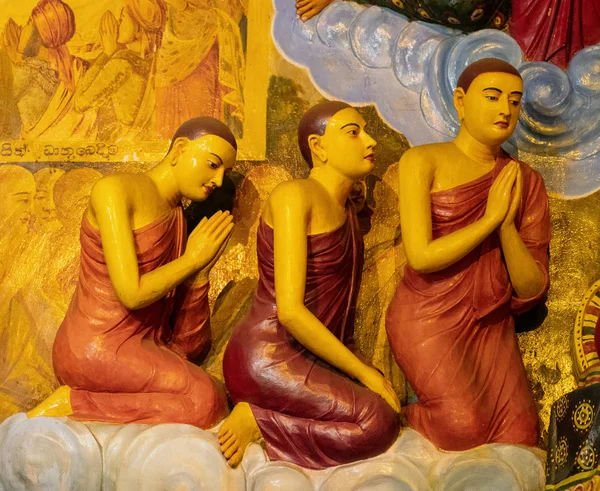 Socha tří mnichů modlící se za prosbu v chrámu Gangaramaya v kolombské Srí Lance — Stock fotografie