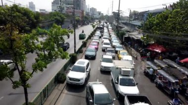 Bangkok, Tayland - 2019-03-17 - Motosikletler Trafik Işığında Sabit Arabalar Ile Onların Way