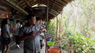 Bangkok, Tayland - 2019-03-17 - Man Fires Slingshot Hedef Off-Kamera at