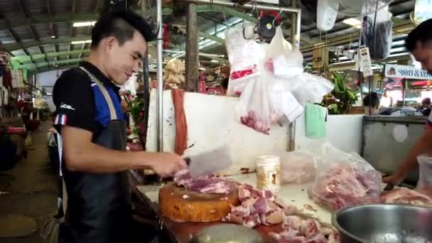 Bangkok, Tajlandia-2019-03-17-Market sprzedawca Hacks mięso na sprzedaż — Wideo stockowe