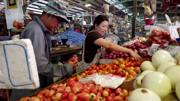 Bangkok, Tailandia - 2019-03-17 - El vendedor ayuda al cliente a elegir tomates en el mercado — Vídeos de Stock